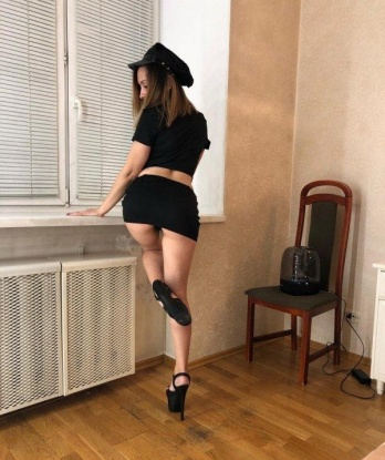 Я живу в Москве, и мое обслуживание достойно самой изысканной аудитории. У меня есть все, чтобы превратить твои фантазии в реальность: изящное тело, стройные ножки, чувственные губки. Мои услуги простираются от нежного эротического массажа до максимального удовольствия в постели. Возможности безграничны, как и наслаждение, которое я готова тебе подарить. Доверься моим магическим рукам, и ты окунешься в мир страсти и сладких искушений. Мои довольные клиенты всегда возвращаются ко мне снова и снова. Не упусти возможность испытать незабываемые моменты в моих объятиях. Фото найдешь на моей странице. Жду встречи, милый! 😉 Алинашка